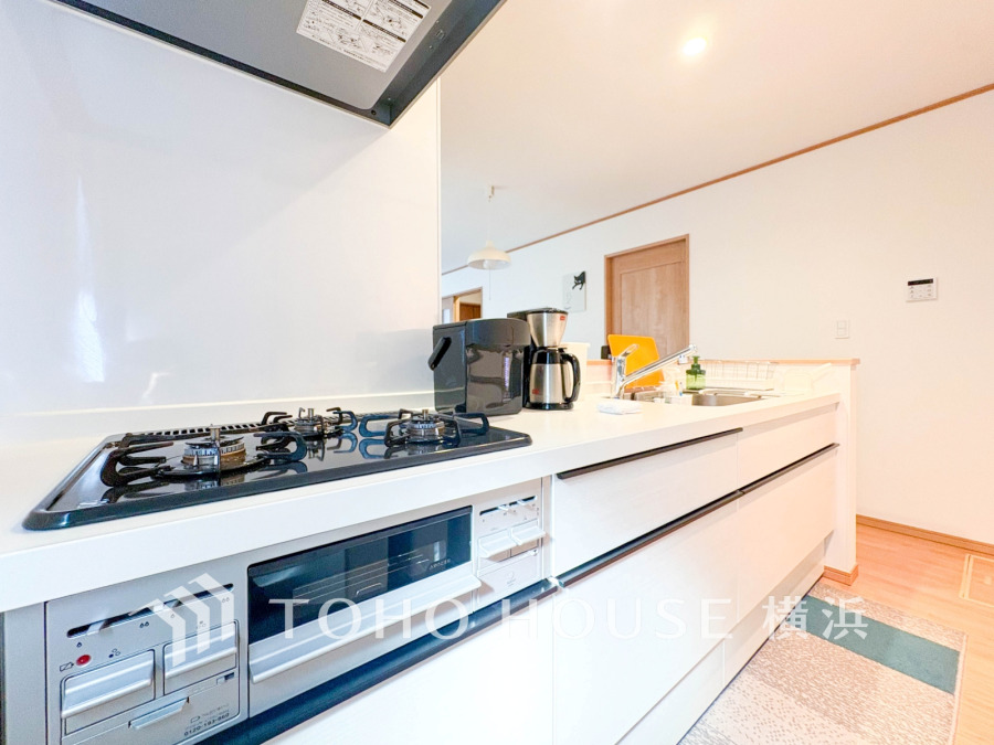 清潔感あふれるホワイトキッチンは収納力抜群、使い勝手の良いガスコンロと広い作業スペースが魅力です。