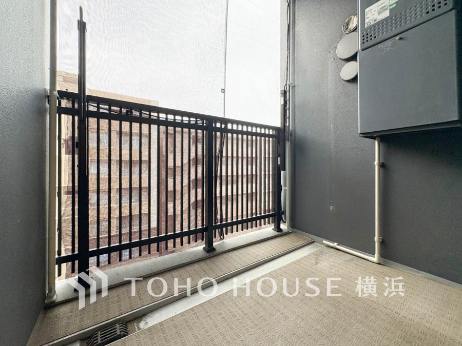 暮らしの中で光と風を演出してくれるバルコニー、見事なまでの開放的な空間を演出しながら、プライベート性も確保された空間は我が家の自慢。