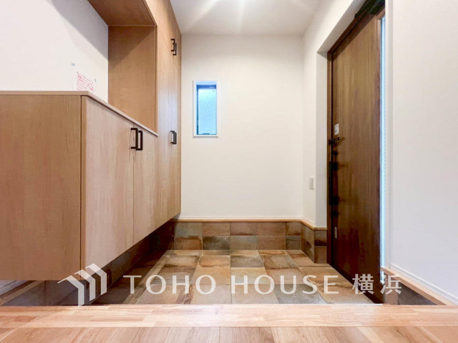 上質感漂うゆとりある玄関。居住者の帰り、訪れる方を優しく迎える・安らぎに満ちた生活空間を予感させる。健やかな暮らしを楽しめそう