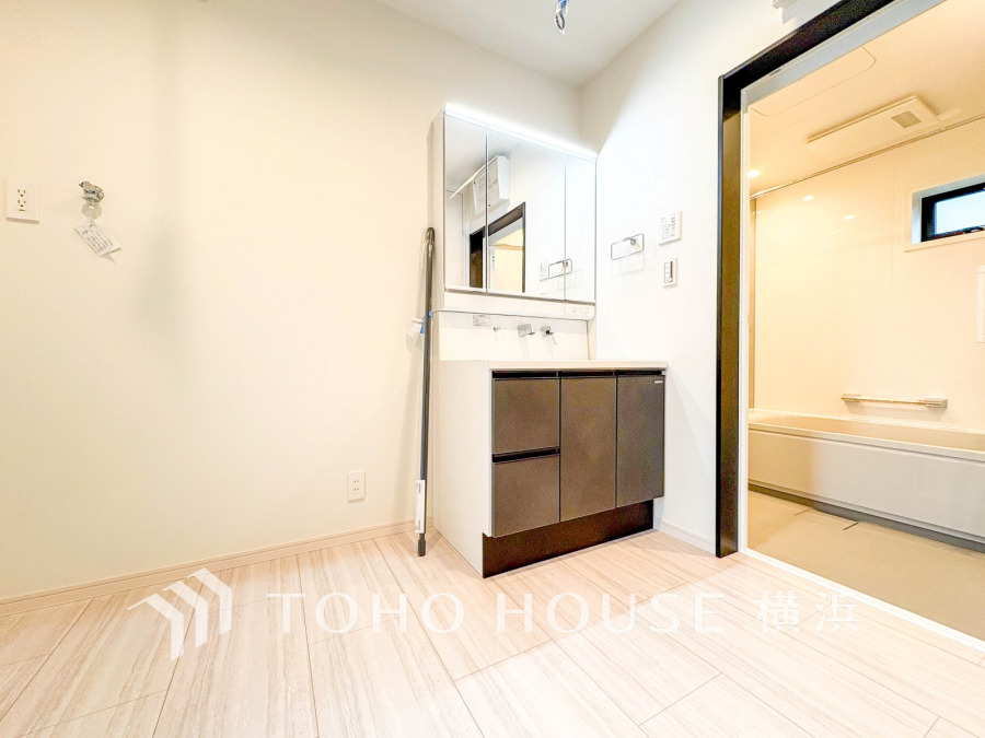 落ち着いた空間を演出するカラーと、ゆったり落ち着いてお使い頂ける広さが魅力のパウダールーム。居室からも独立しており、プライベート空間を保ちます。