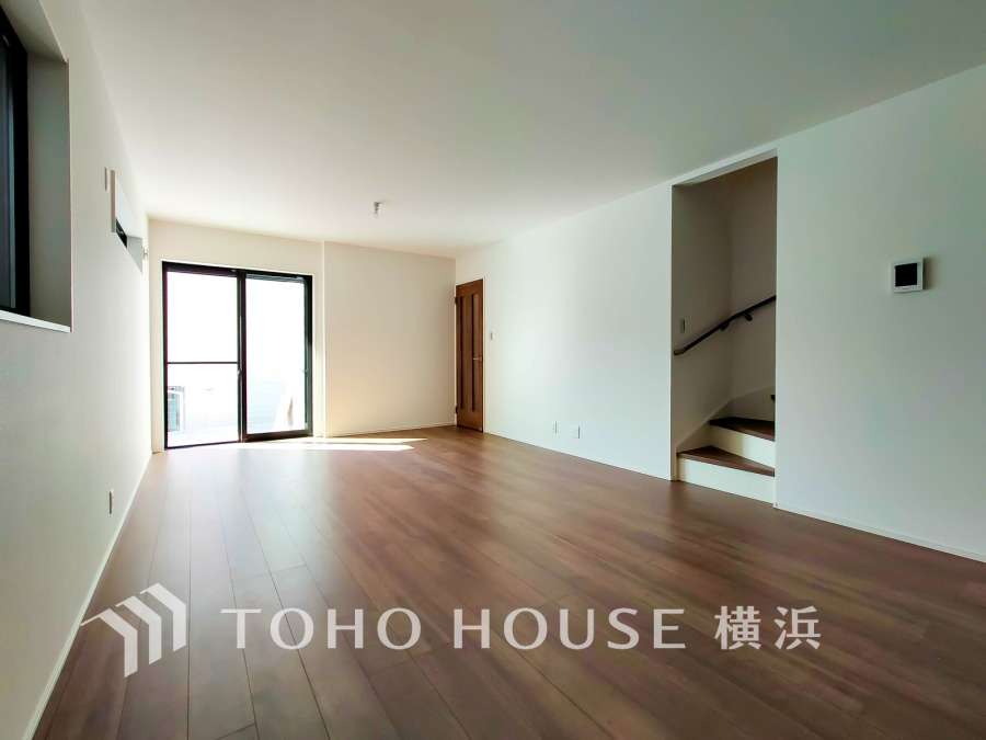 豊かな光が床材を照らしだすひと時、この場所には落ち着きと上質な空気感が流れます。ご家族やお友達との時間など、多くの時を刻む空間。何気なく過ぎる時でさえも上質なひと時となる快適な空間を目指して。