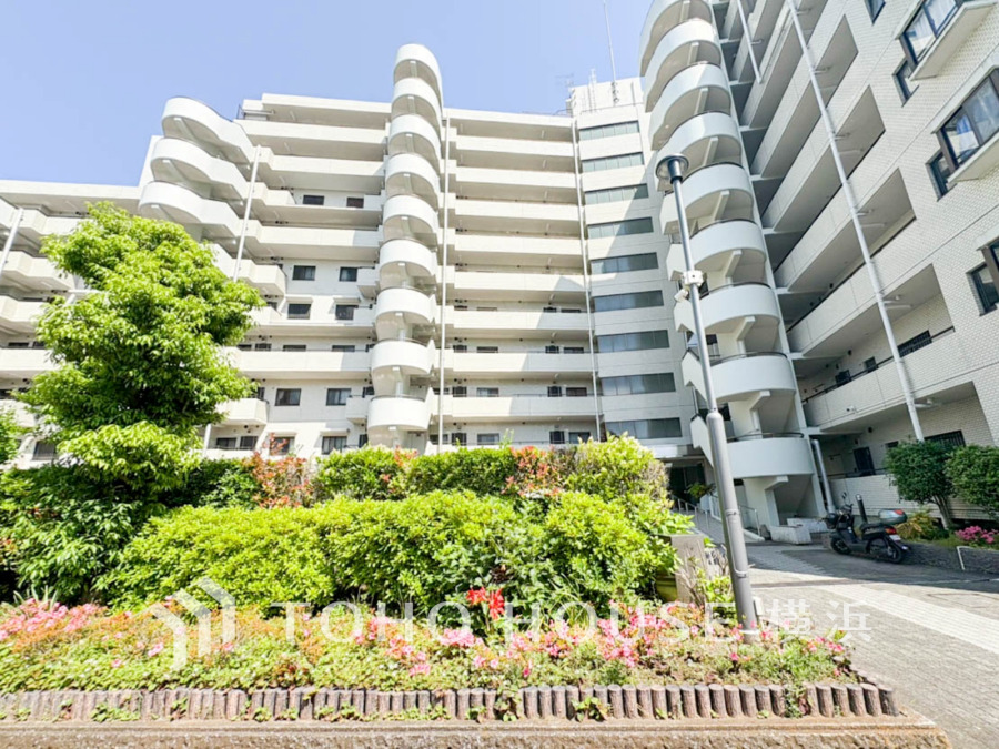 時代の流れに惑わされないシックなカラートーンで街並みに溶け込む外観は、主張し過ぎず、また平凡になり過ぎず絶妙なコントラストで輝きを放ちます。