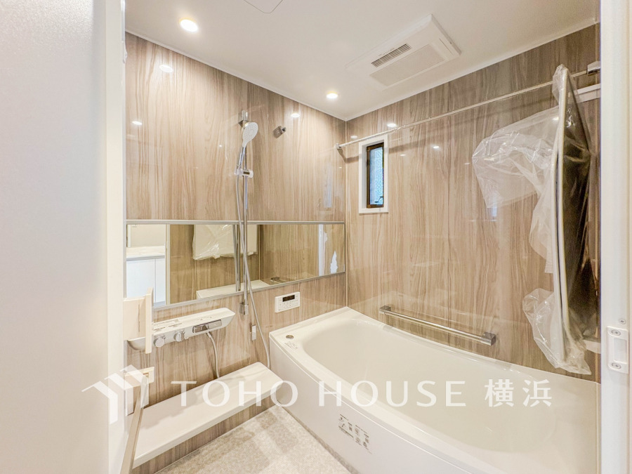 木目調パネルで落ち着いた雰囲気のバスルーム。ゆったり浸かれる浴槽と使いやすいシャワー設備が魅力です。