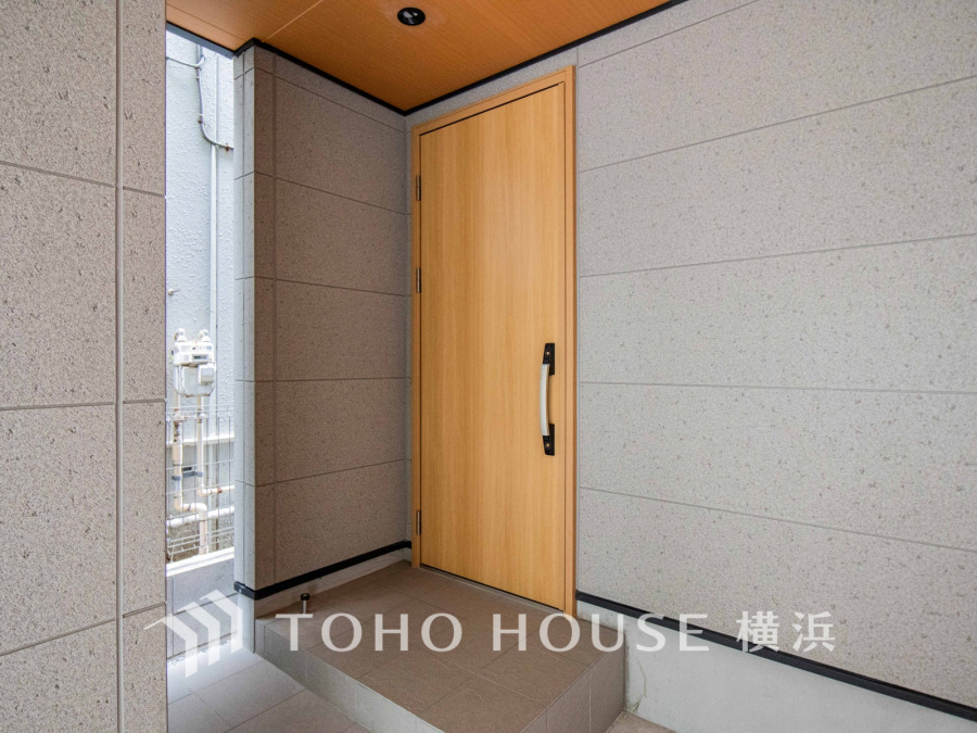 上質感漂う玄関。居住者の帰り、訪れる方を優しく迎える・安らぎに満ちた生活空間を予感させる。健やかな暮らしを楽しめそう