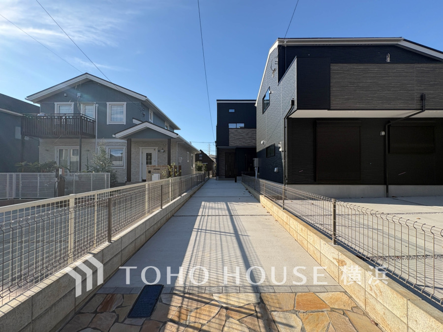 住む人を映し出す洗練された佇まいは、いつまでも輝き続けながらいつしか街の風景に溶け込んでいきます。