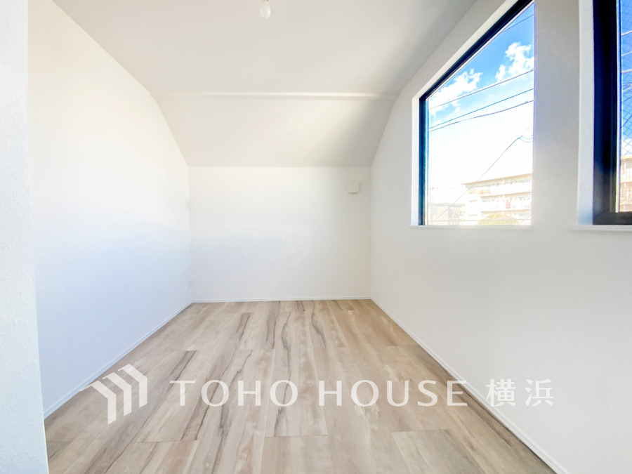 大きな窓からは快適な光を取り入れ、通気性能を上げる事で居心地の良い空間を演出します。多くの時間を過ごす住まいだからこそ、いつも快適な場所であるように心掛けています。