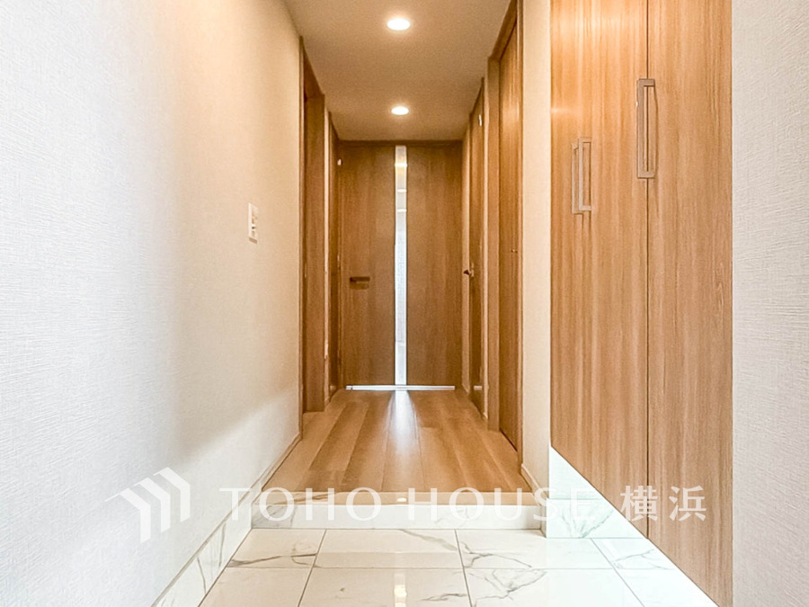 上質感漂う玄関と廊下。居住者の帰り、訪れる方を優しく迎える・安らぎに満ちた生活空間を予感させる。健やかな暮らしを楽しめることでしょう。