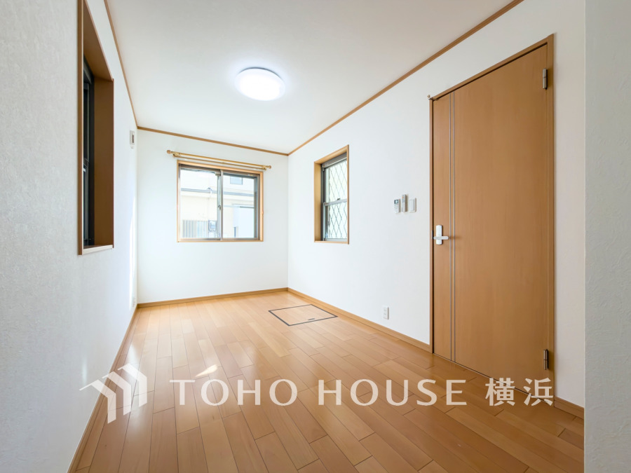 大きな窓からたっぷりと陽光が注がれる明るい空間。家族の成長に対応できる永住仕様の間取り。時を忘れて過ごす場所として過ごせるお部屋。