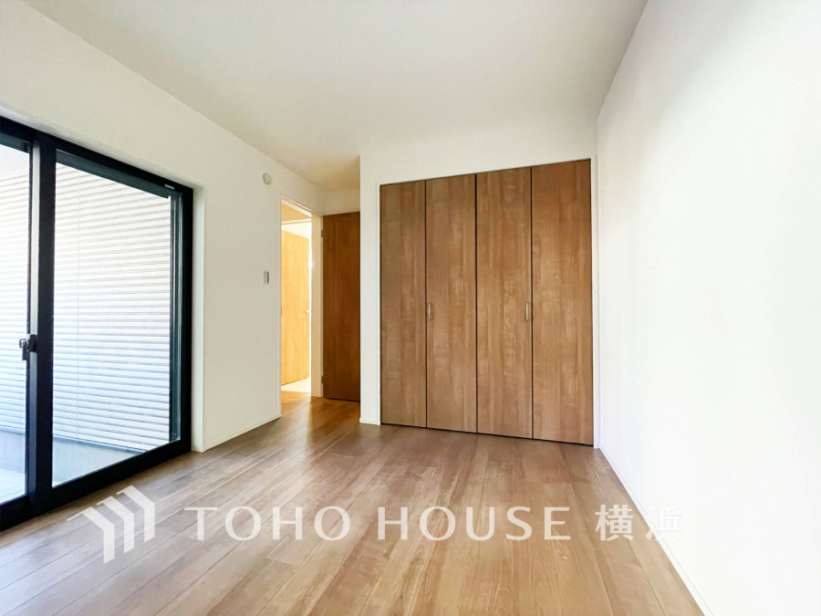 過ぎ行く時間をゆったりと感じることができる落ちついたプライベートルーム。リビングで楽しく過ごした後はゆっくり寛ぎの時間を満喫できます。静かな環境でリラックスタイムを愉しんで。