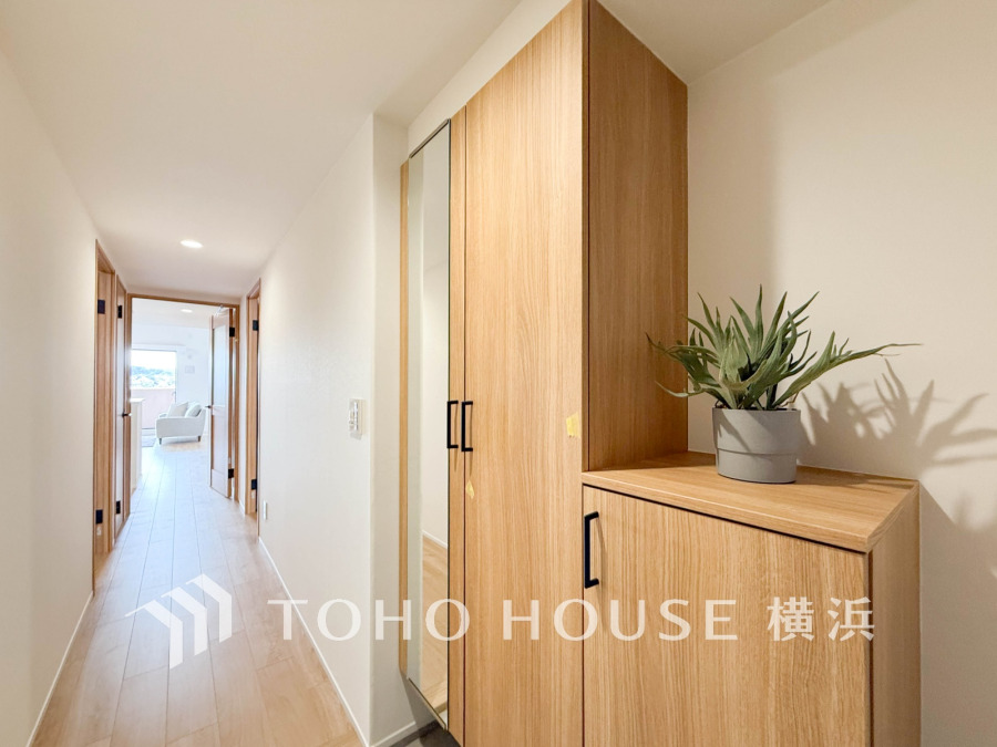 上質感漂う玄関と廊下。居住者の帰り、訪れる方を優しく迎える・安らぎに満ちた生活空間を予感させる。健やかな暮らしを楽しめそう。