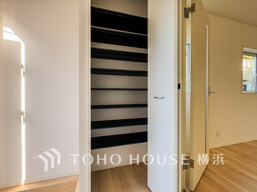 玄関横に設置されたシューズインクローゼット。高さの調節もでき、お好きなサイズの靴はもちろん、傘やレインコート、ゴルフバック等も収納できるので、スッキリとした玄関が実現できます。