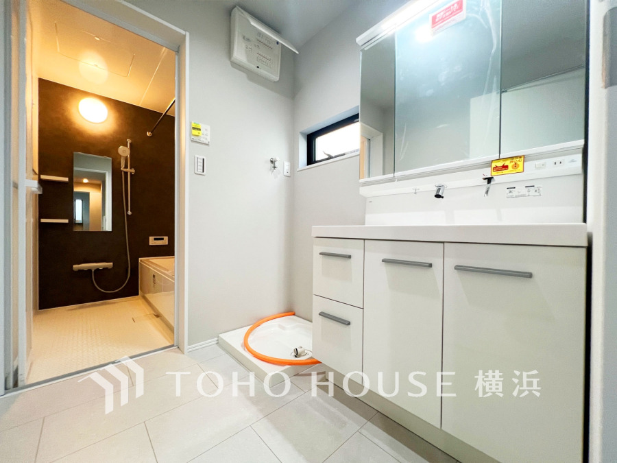 使いやすい機能が備えられた清潔感溢れる洗面空間。収納も充実しています。
