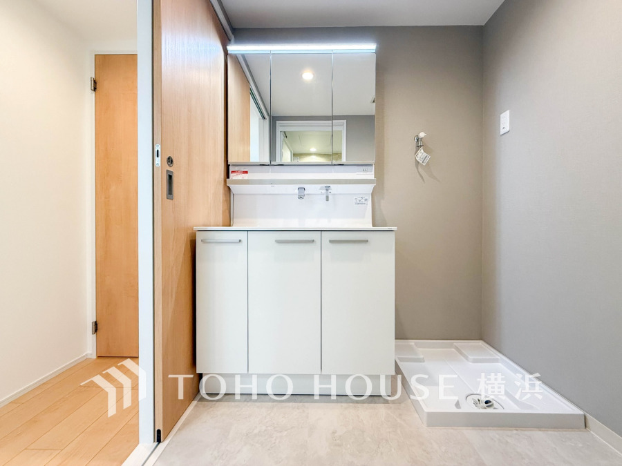 十分な大きさの洗面台は収納もさる事ながら、身だしなみチェックや歯磨きなど、朝の慌ただしい時間でもホテルライクなスペースで余裕とゆとりを感じて頂けます。