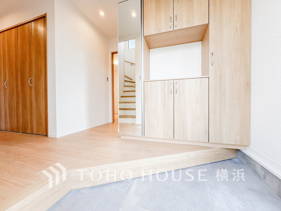 木のぬくもりを感じる上質感のある玄関スペース。豊富な収納とゆとりを感じさせる心地よい空間です。
