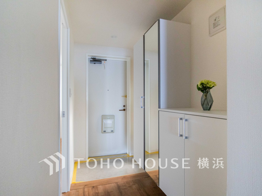 お客様をお迎えする玄関は落ち着いた雰囲気。帰り着くたびに洗練されたテイストの空間に迎えられ誇りと喜びを感じる玄関まわりです。