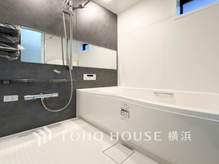 シンプルで清潔感あふれる浴室は、ゆったりとくつろげる快適なバスタイムを実現します。