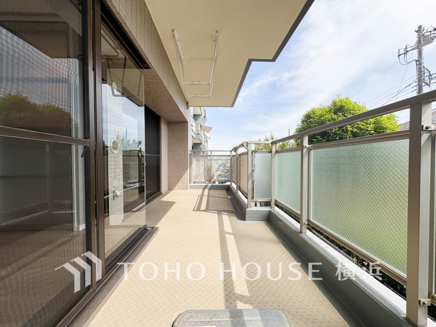 たっぷりと出幅をとったゆとりあるバルコニー空間は、開放的でありながらプライベート性も確保しています。
