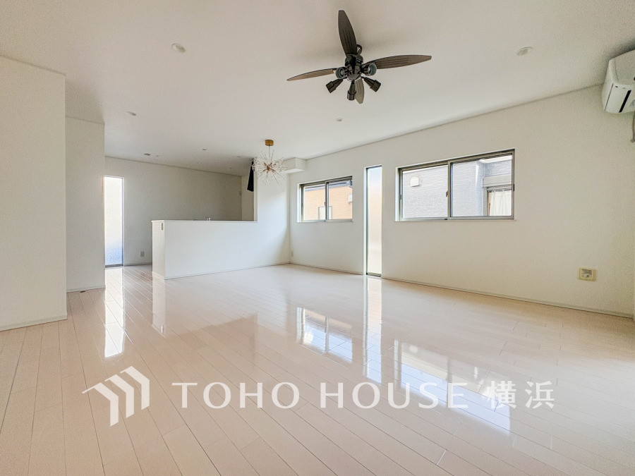 光と風があふれる開放的なリビングダイニングには自然と家族みんなが集まってきます。明るく穏やかな空気のなかで飲んだり、食べたり、笑ったり。