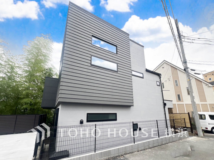 爽やかな青空の下に贅沢なほどに降り注ぐ陽光、豊かな居住性と、クオリティが見事に調和した住空間は、住まうことの喜びを感じさせてくれます。