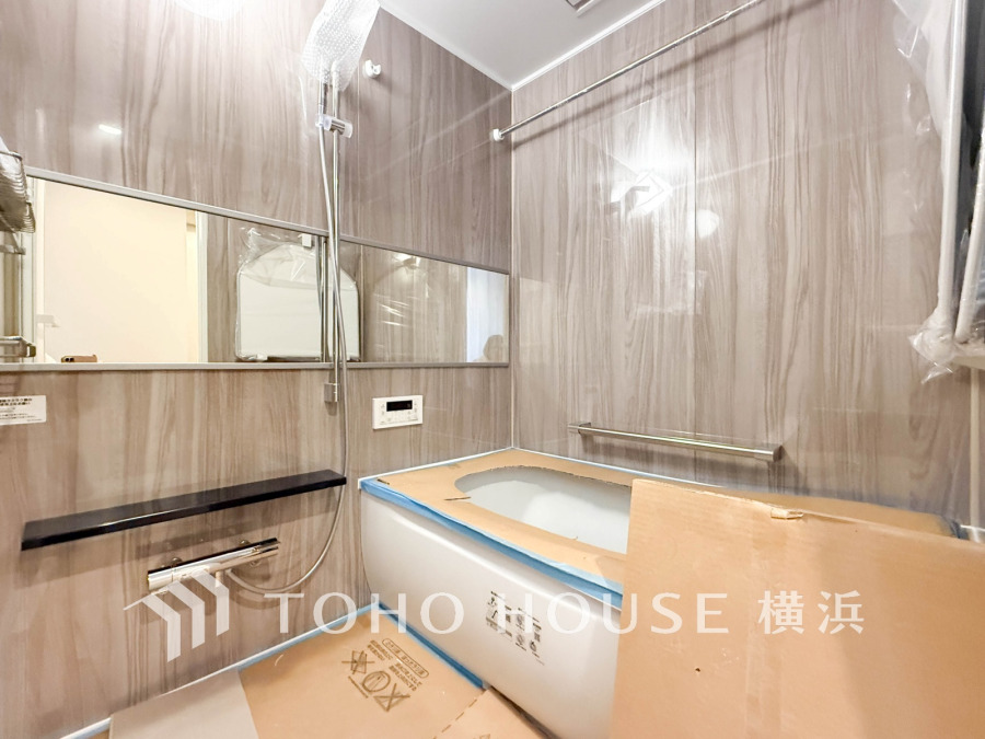 【2026年2月撮影】1日の疲れを癒すバスルームは、心地よいリラックスを叶える清潔感溢れる美しい空間です。心からゆったりと寛いでいただけるよう、ゆとりのスペースを確保してます。