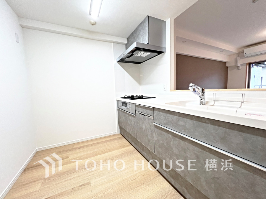 プライベートスペースを彩るインテリアとしての美と、快適な日常を支える機能性と強さがひとつになったキッチンです。開放的な対面カウンターキッチンはリビングと一体感のある空間。