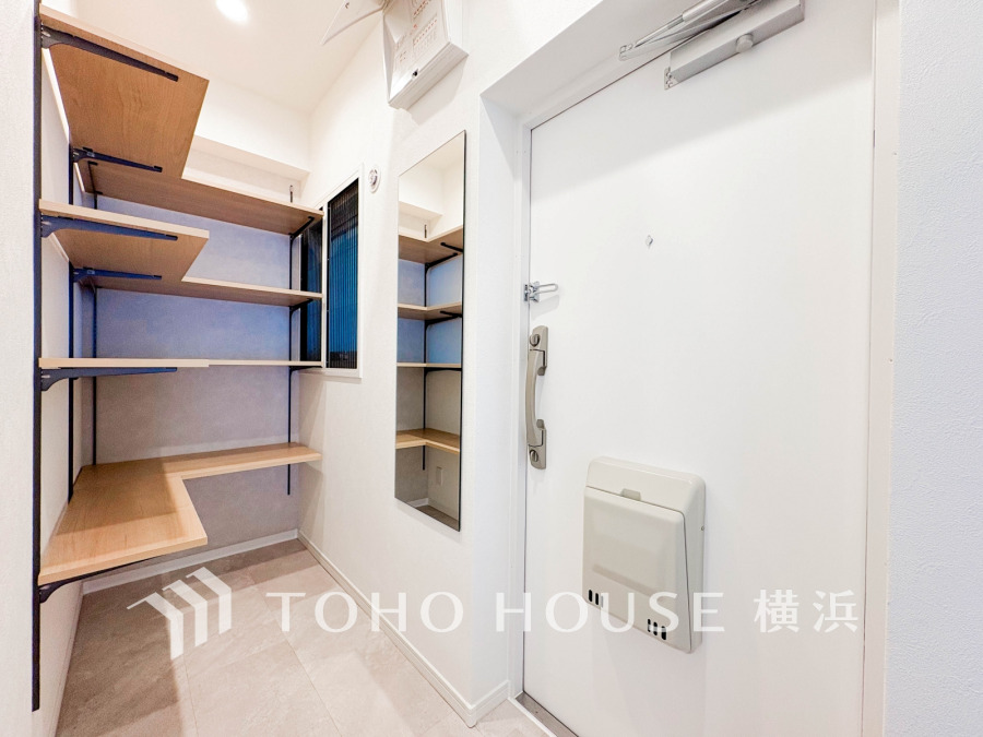 玄関には開放的なシューズインクローゼットを設置。