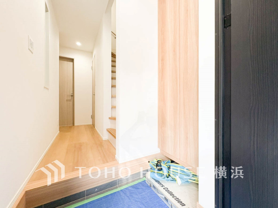 居住者の帰り、訪れる方を優しく迎え、やすらぎに満ちた生活空間を予感させる。健やかな暮らしを楽しめそう。