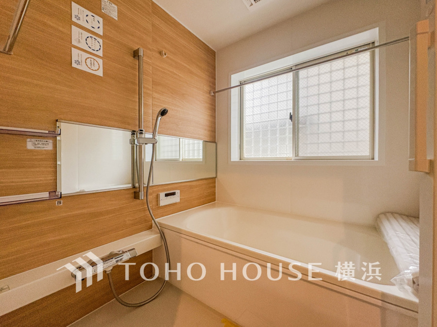 1日の疲れを取り心身を癒すことができる住まいの中のリラクゼーション空間、バスルーム。心からゆったりと寛いでいただけるよう、あたたかみのある色合いで仕上げています。