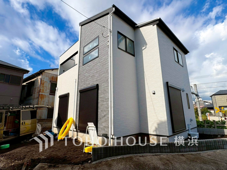 【2025年11月撮影】爽やかな青空の下に贅沢なほどに降り注ぐ陽光、豊かな居住性と、クオリティが見事に調和した住空間は、住まうことの喜びを感じさせてくれます