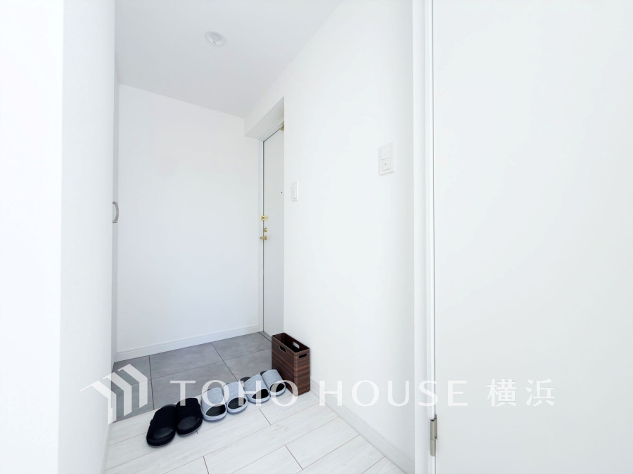 清潔感あふれるホワイト基調の玄関にはトールサイズのシューズボックスを設置。