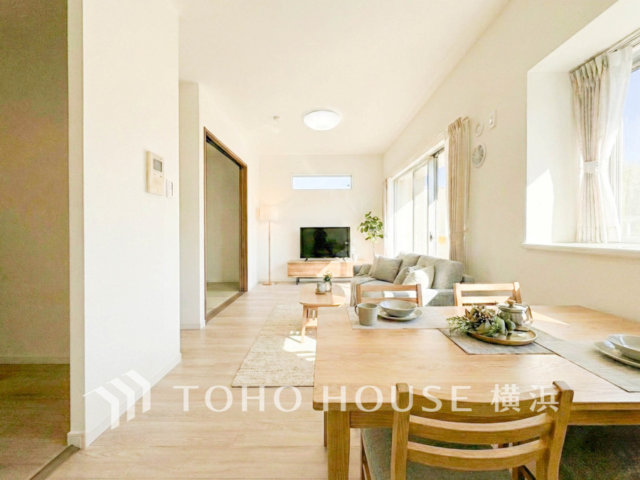 太陽の恵みを受けた明るい空間。吹きぬける風を感じながら爽やかで風通しの良い暮らしが叶います。（家具はAI加工です）
