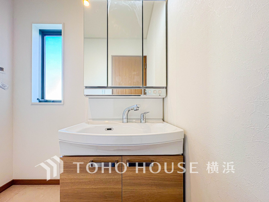 十分な大きさの洗面台は収納もさる事ながら、身だしなみチェックや歯磨きなど、朝の慌ただしい時間でもホテルライクなスペースで余裕とゆとりを感じて頂けます。