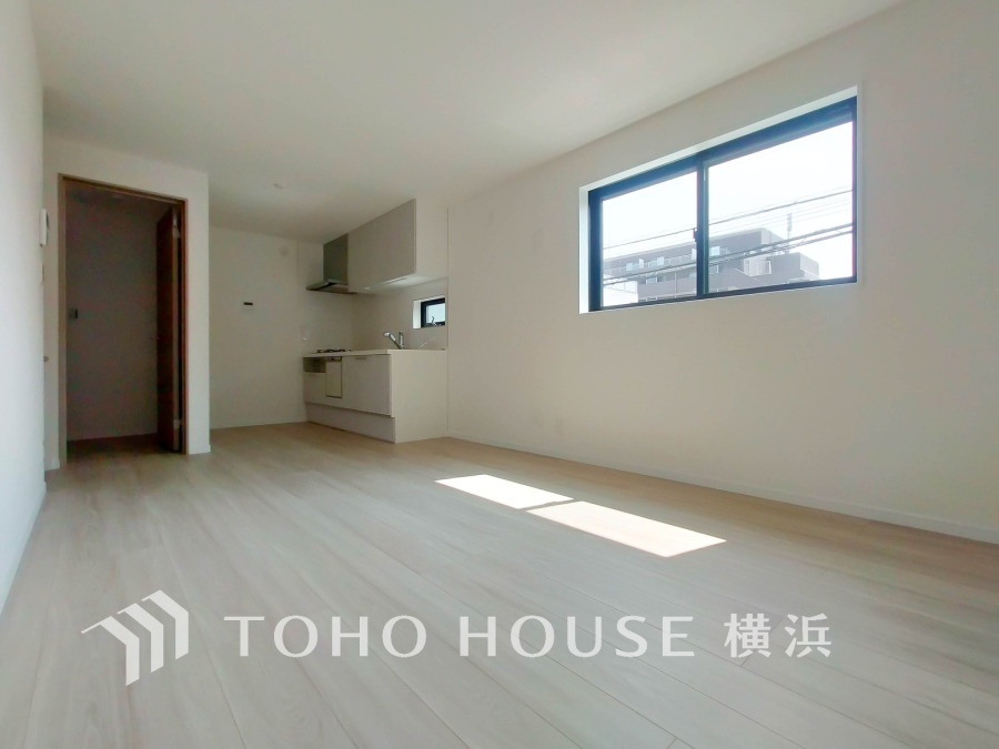 広々としたリビング・ダイニングは、光が広がるシンプルさがお洒落な内装。落ち着いた雰囲気に包まれて、伸びやかな空間のなかで、ゆったりと家族団らんのひとときを過ごせます。