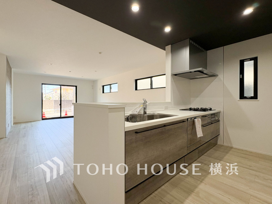 家族の会話が弾む開放的な対面キッチン。広い調理スペースと充実した設備で、お子様と一緒に料理を楽しむ時間も増えそうです。