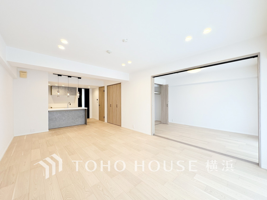 リビングに隣接した洋室の引き戸を開け放して空間を共有しながら開放的に使うこともできます。
