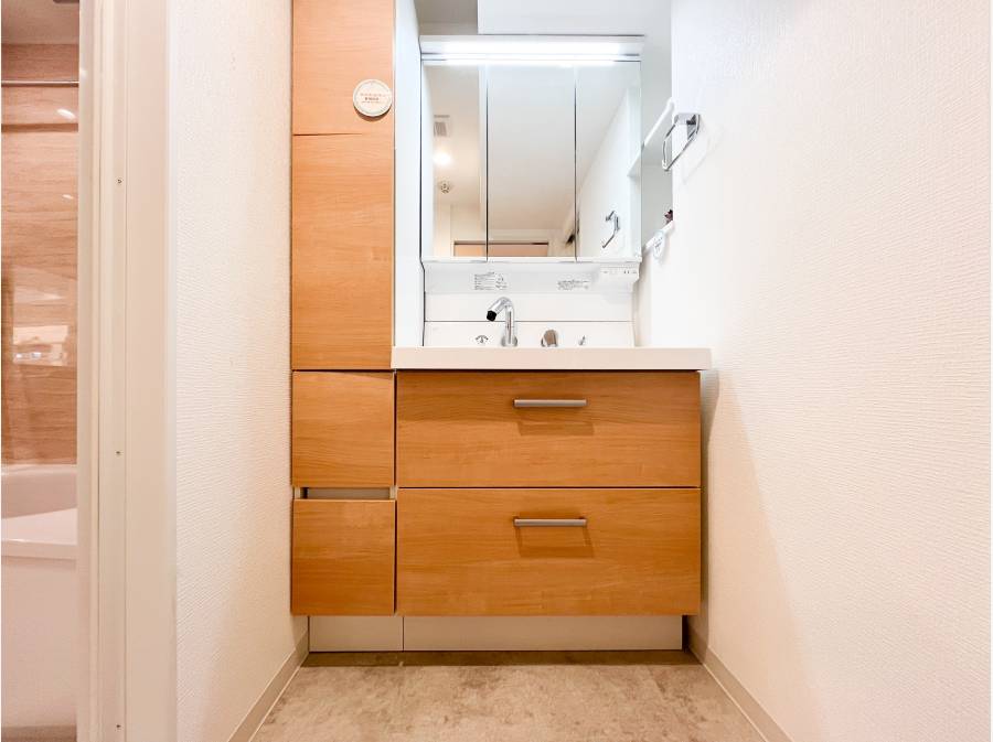 十分な大きさの洗面台は収納もさる事ながら、身だしなみチェックや歯磨きなど、朝の慌ただしい時間でもホテルライクなスペースで余裕とゆとりを感じて頂けます。