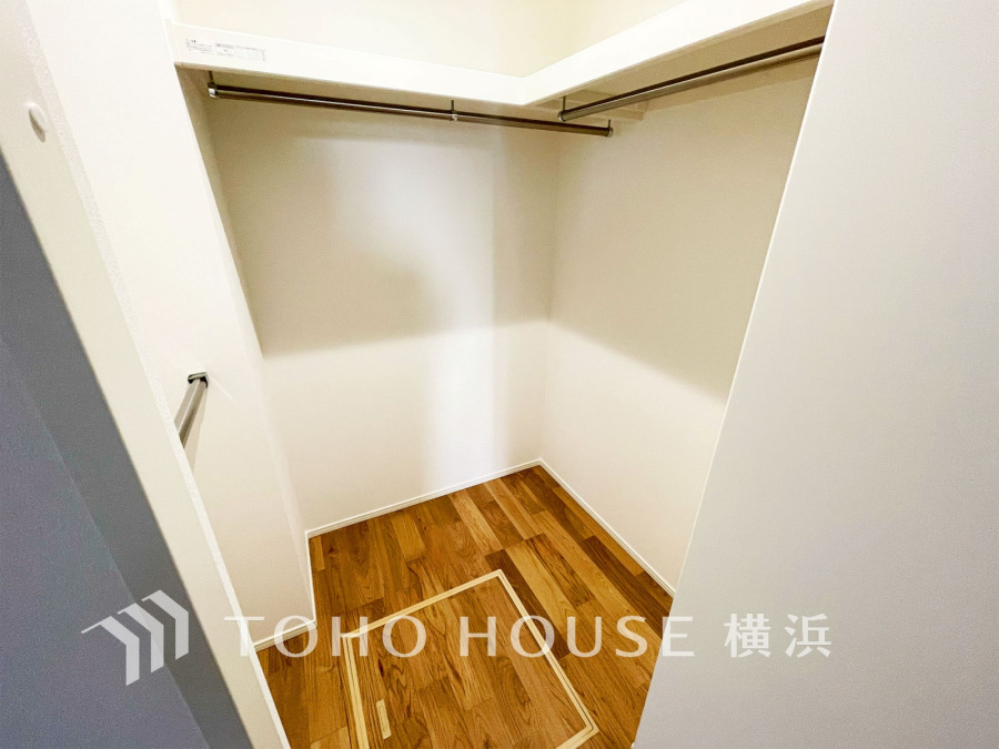 ウォークインクローゼットで冬物のコートやスーツなど、大切なお洋服を皺なく収納してください。