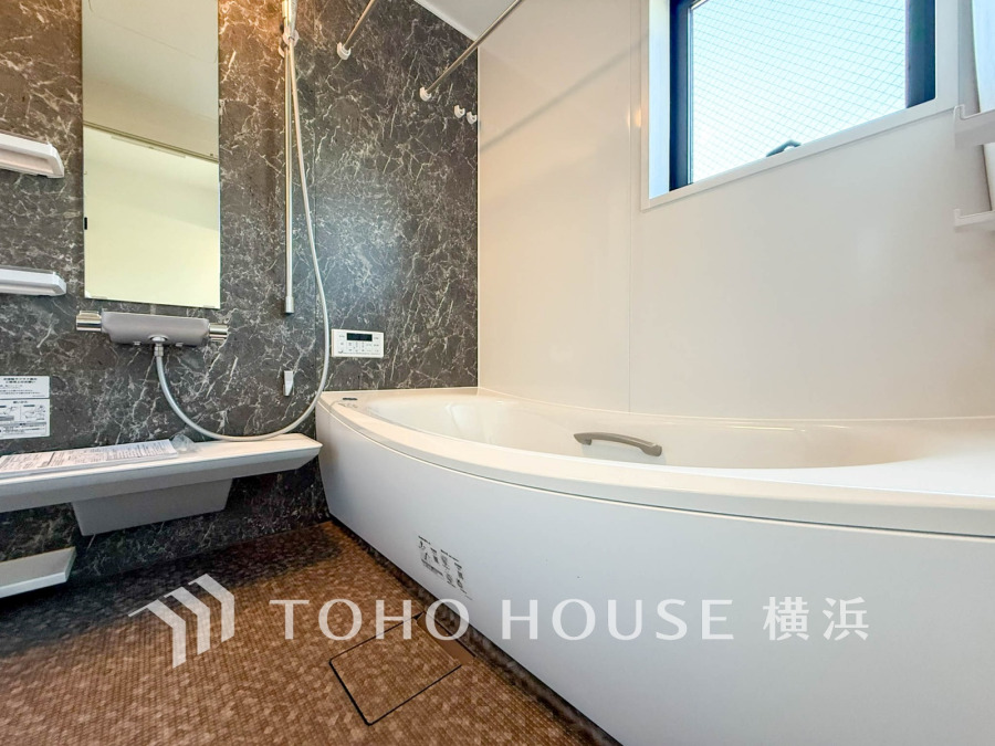 1日の疲れを取り心身を癒すことができる住まいの中のリラクゼーション空間、リラックスできるようシックなカラーをチョイスしました。時を忘れるほどのんびりできる空間に。