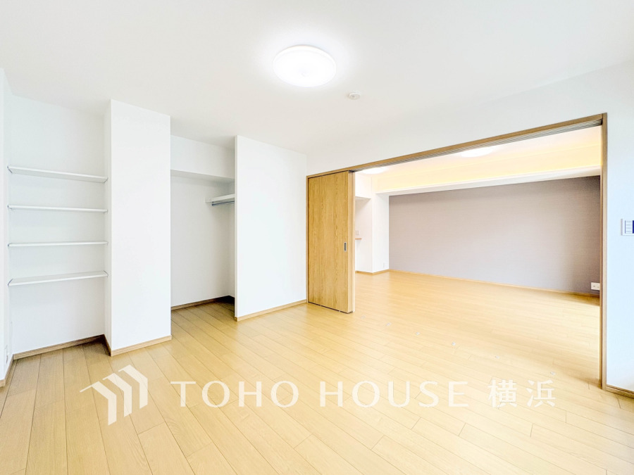 8.2帖の明るく開放的な洋室はたっぷりの収納を完備。