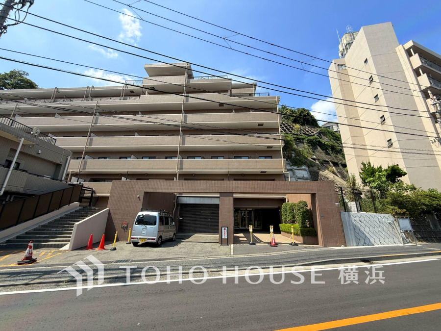 時代の流れに惑わされないシックなカラートーンで街並みに溶け込む外観は、主張し過ぎず、また平凡になり過ぎず絶妙なコントラストで輝きを放ちます。