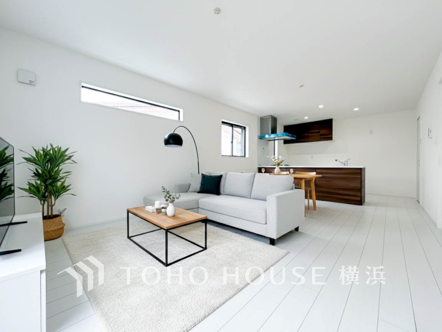 和やかで洗練された空間演出。寛ぎとコミュニケーションを育む場所。柔らかな陽射しが広がり、室内に開放感と爽快感をもたらします。（家具はAI加工です）