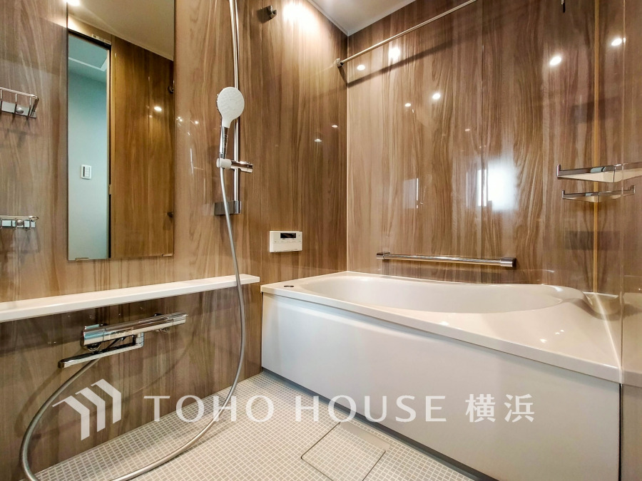 1日の疲れを取り心身を癒すことができる住まいの中のリラクゼーション空間、バスルーム。心からゆったりと寛いでいただけるよう、あたたかみのある色合いで仕上げています。