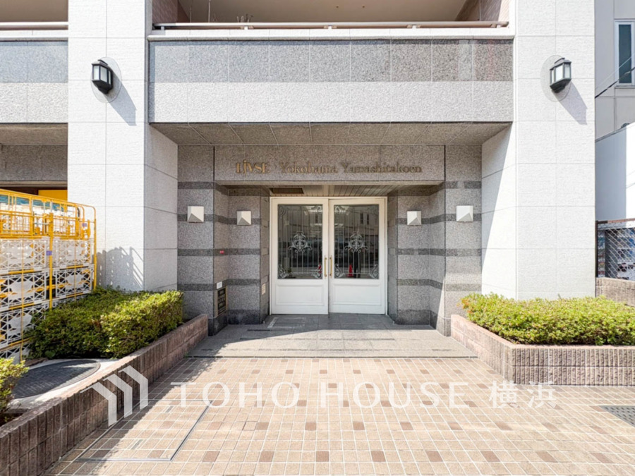 上品で清潔感があるエントランスは住人やゲストを迎え入れ、そして送り出す場にふさわしい上質な空間です。プライベート感が高まるシックな装いのエントランス。