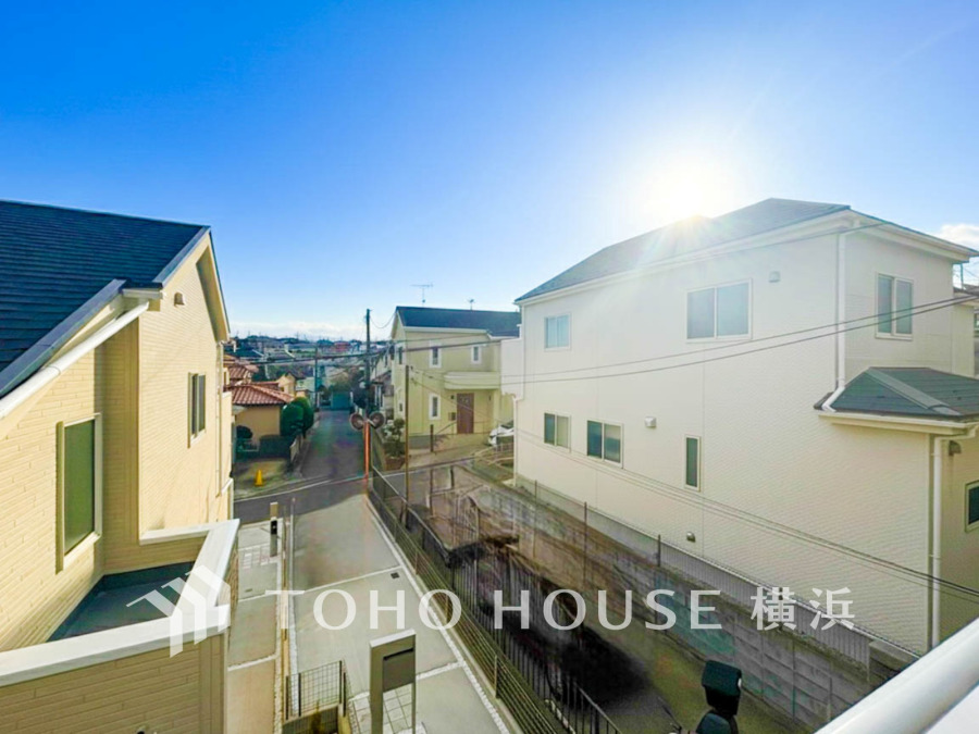 手を伸ばせば、ふれることが出来そうな環境が、そのままインテリアになったような印象です。その豊かな眺望にふさわしい空間には、通風・採光にも優れ、心地よい光と風があふれています。