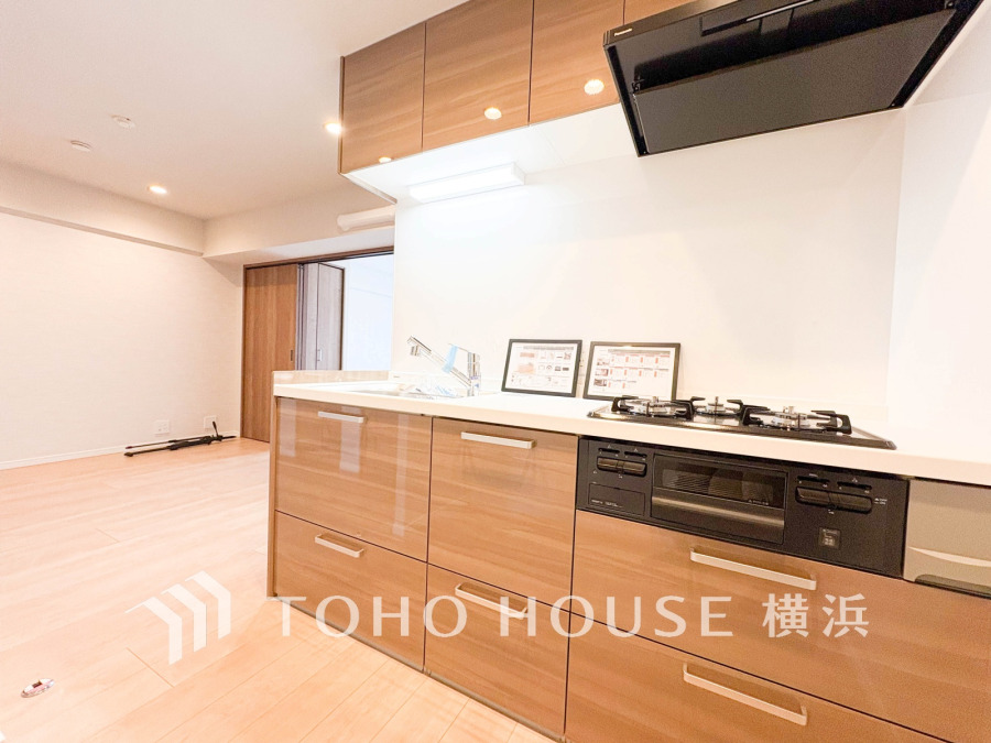 作業に集中しやすい独立型のキッチン。新規交換されたシステムキッチンの清潔感あふれる空間です。
