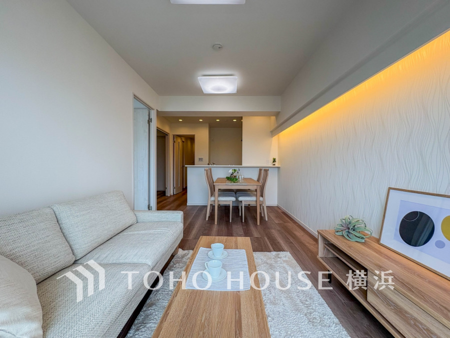 温かみのある間接照明と木目調の家具が調和した、落ち着きあるリビングダイニング空間です。