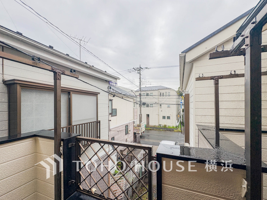 暮らしの中で光と風を演出してくれるバルコニー、見事なまでの開放的な空間を演出しながら、プライベート性も確保された空間は我が家の自慢。