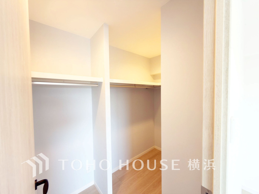 ひと目で収納物を確認できるウォークインクローゼットは、ゆとりの広さを備えた大型収納。数多くの衣類に加え、足元には引出しや衣装箱、シューズボックスなども収納することができます。