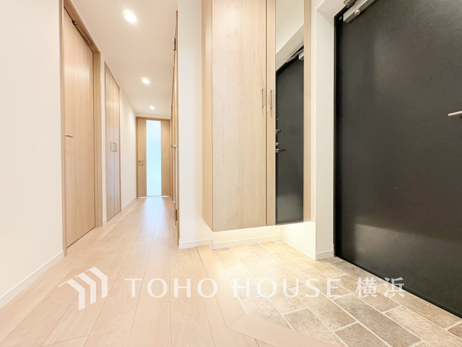 お客様をお迎えする玄関は落ち着いた雰囲気。帰り着くたびに洗練されたテイストの空間に迎えられ誇りと喜びを感じる玄関まわりです。