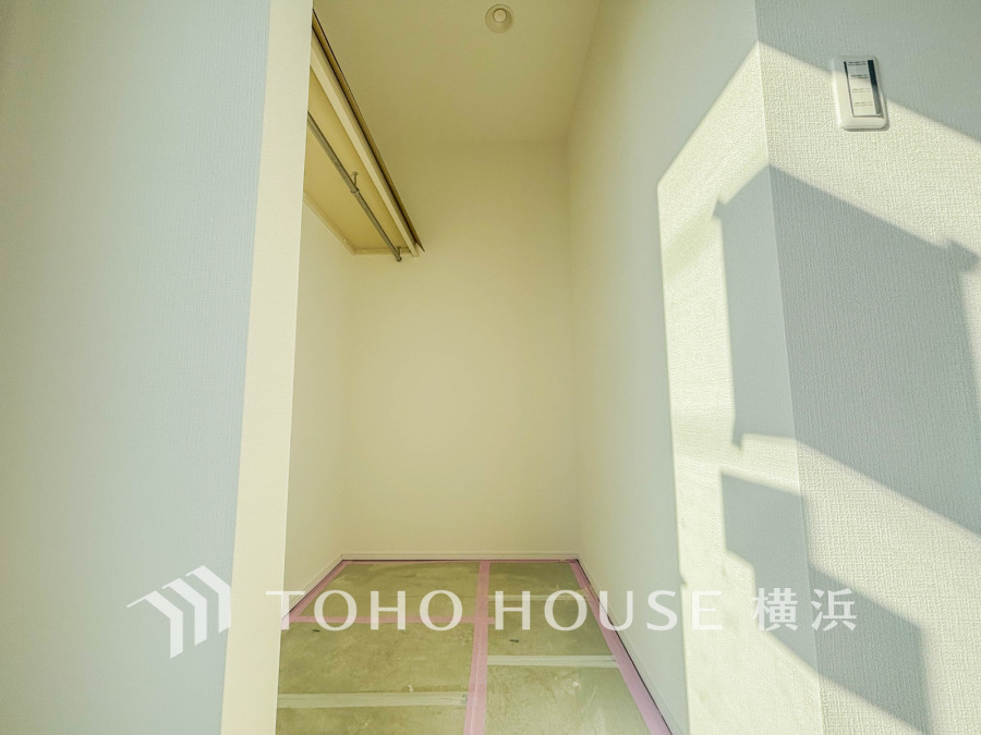 大切な衣類を機能的に収納できるウォークインクロゼット。ゴルフバッグやキャリーバッグなどもすっきりと片付けられます。高い収納率を実現する多彩な収納スペースを確保しました。（2026年1月撮影）